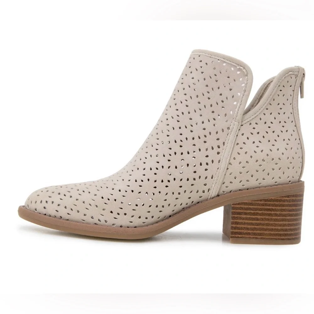 NWT The UnionBay Brielle Women's Ankle Boot- Stone